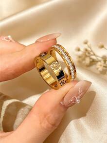 Camhanno Bộ 2 chiếc nhẫn hình cỏ bốn lá mạ vàng, đính đá Zirconia, thiết kế độc đáo dành cho phái nữ, toát lên vẻ sang trọng và tinh tế. Được làm từ thép không gỉ, không phai màu. - Nhiều màu - Xem 8