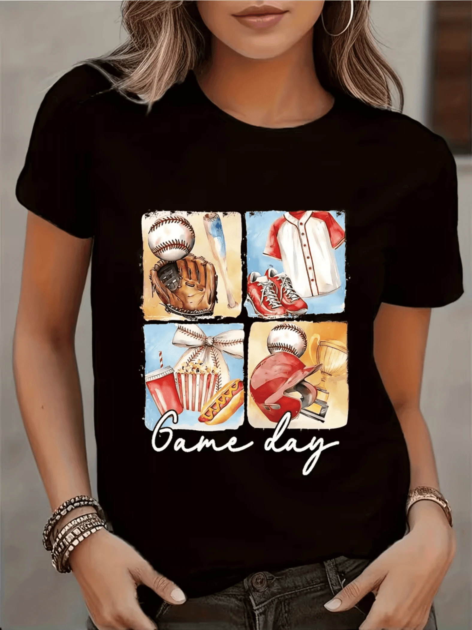 Four Pictures Representing The Passion For Game Day With Glove, Ball, Shoes, Soda, Hot Dog, Helmet And Trophy, Celebrating Sports Energy. Casual, Comfortable And Modern Women's T-Shirt - 黑色 - 查看 1