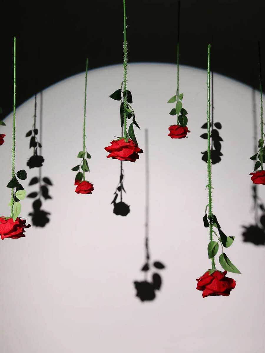21件红色玫瑰花环瀑布式悬挂花环，人造玫瑰花枝装饰，带绳，适用于情人节、婚礼、新娘送礼会、生日派对、家居装饰、花园装饰