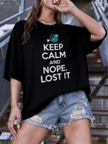 Smiling Blue Fish Conveying Humor And A Fun Message Of Staying Calm But Ironically Admitting You've Lost It, Ideal For Cheerful And Spontaneous People. Comfortable Casual Women's T-Shirt For Everyday Wear - 黑色 - 查看 6