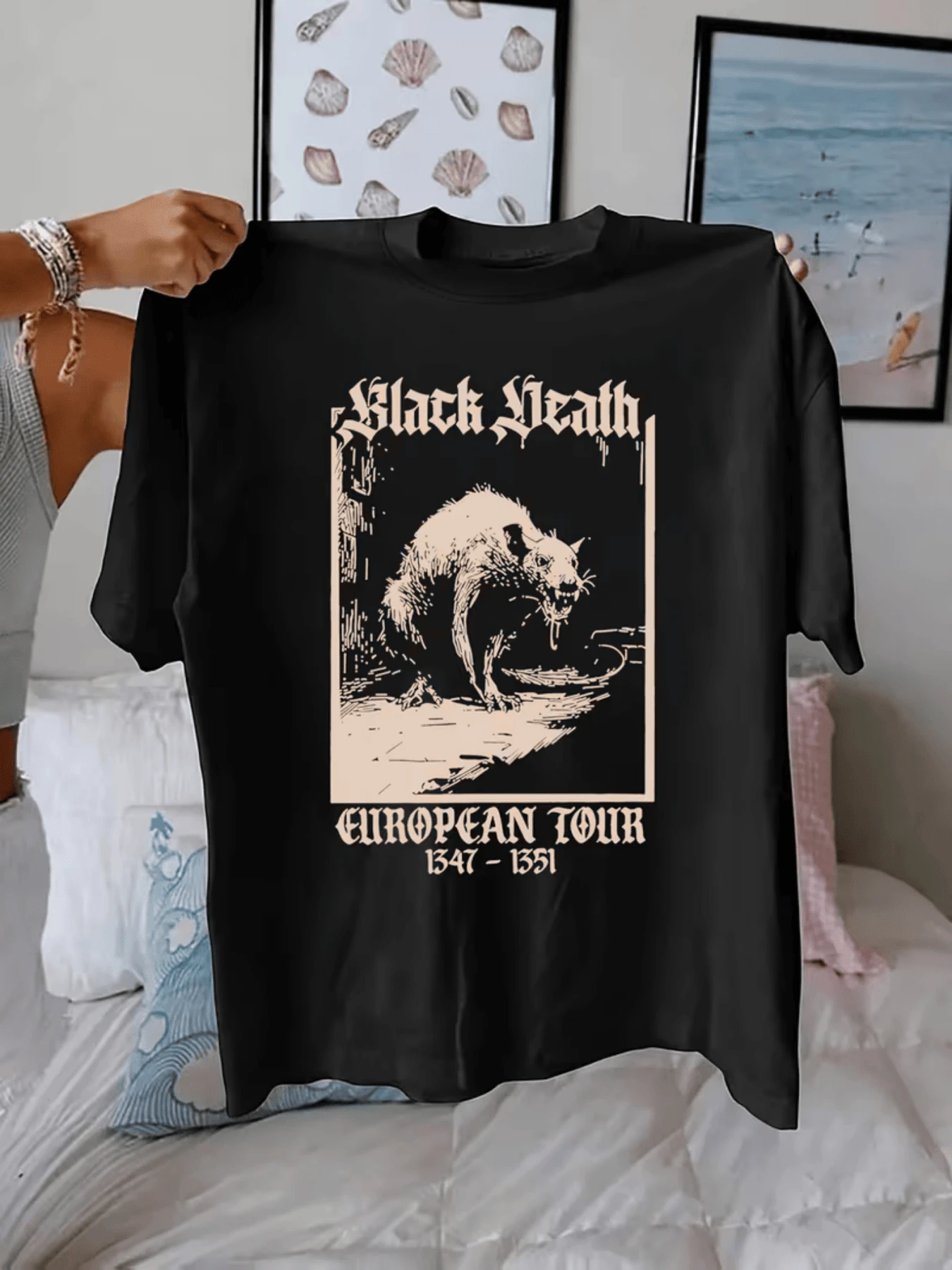 Figura de gato sombrío que simboliza el misterio y la fuerza interior representando el poder que renace en tiempos oscuros camiseta de mujer casual urbana cómoda - Negro - Ver 1