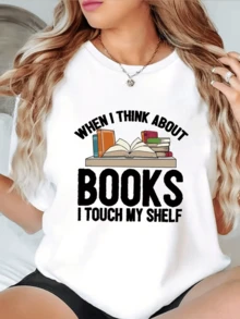 Libros abiertos y apilados que simbolizan pasión por la lectura y el humor intelectual formando una escena divertida para quienes aman el conocimiento camiseta de mujer casual con mensaje original para lectoras creativas - Blanco - Ver 8