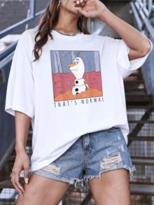 Muñeco de nieve con nariz de zanahoria mirando con serenidad entre hojas otoñales en un bosque cálido transmite humor y tranquilidad camiseta de mujer casual cómoda para diario - Blanco - Ver 6