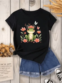 Rana verde sonriente rodeada de flores rosadas y mariposas simboliza armonía y alegría en la naturaleza camiseta de mujer casual cómoda para uso diario - Negro - Ver 8