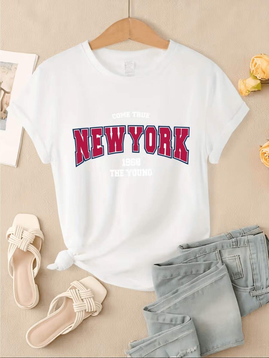 Large Text Celebrating The Urban Spirit And Vibrant Energy Of New York With Red Lettering That Evokes Youth And Fulfilled Dreams. Comfortable, Modern Casual Women's T-Shirt For Everyday Wear. - 白色 - 查看 1