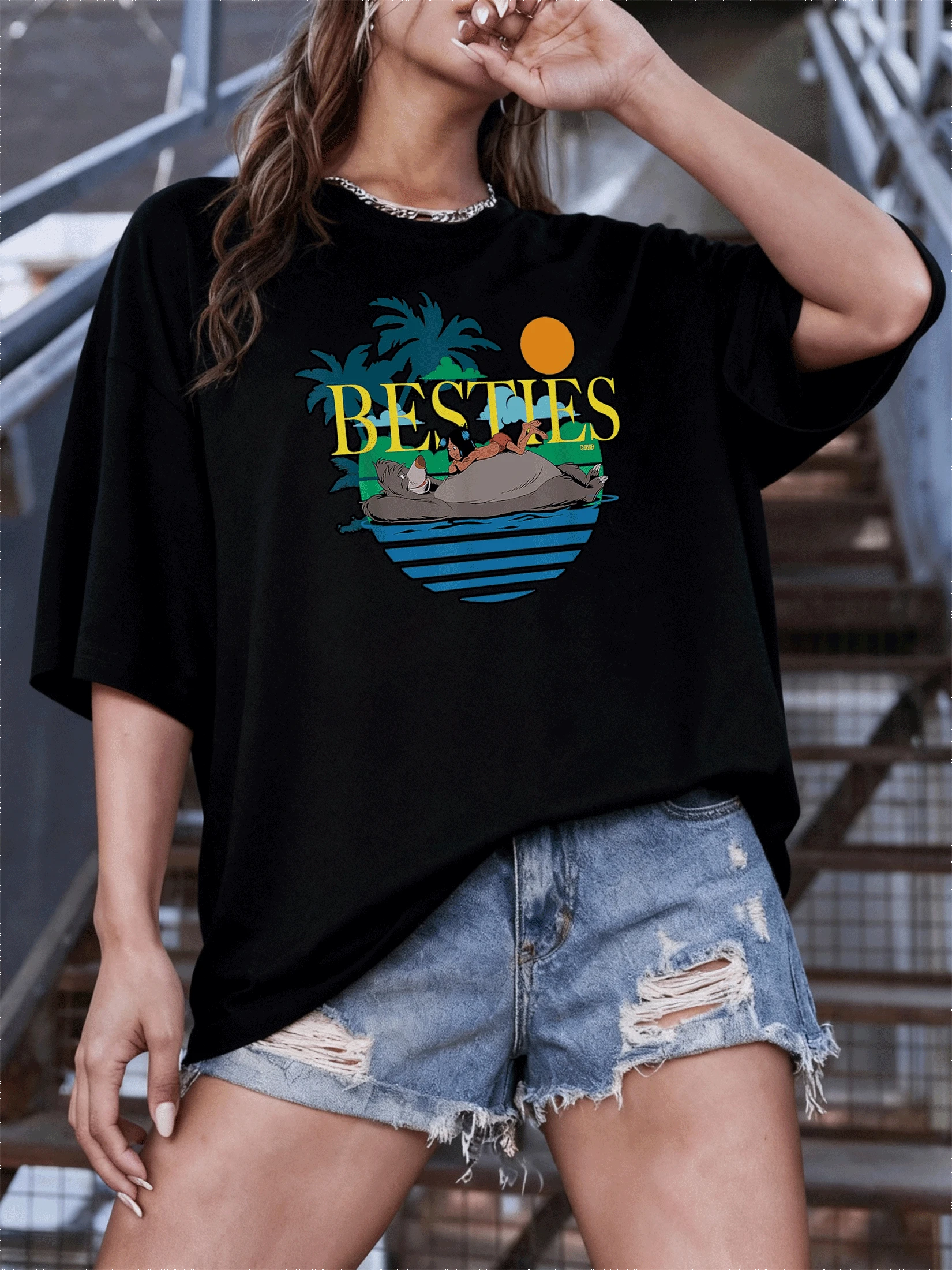 Eternal Friendship Symbolized By A Child Resting On A Large Bear Next To A Tropical Sunset And Palm Trees, Conveying Peace, Unity And Joy. Comfortable Casual Women's T-Shirt For Summer - 黑色 - 查看 1
