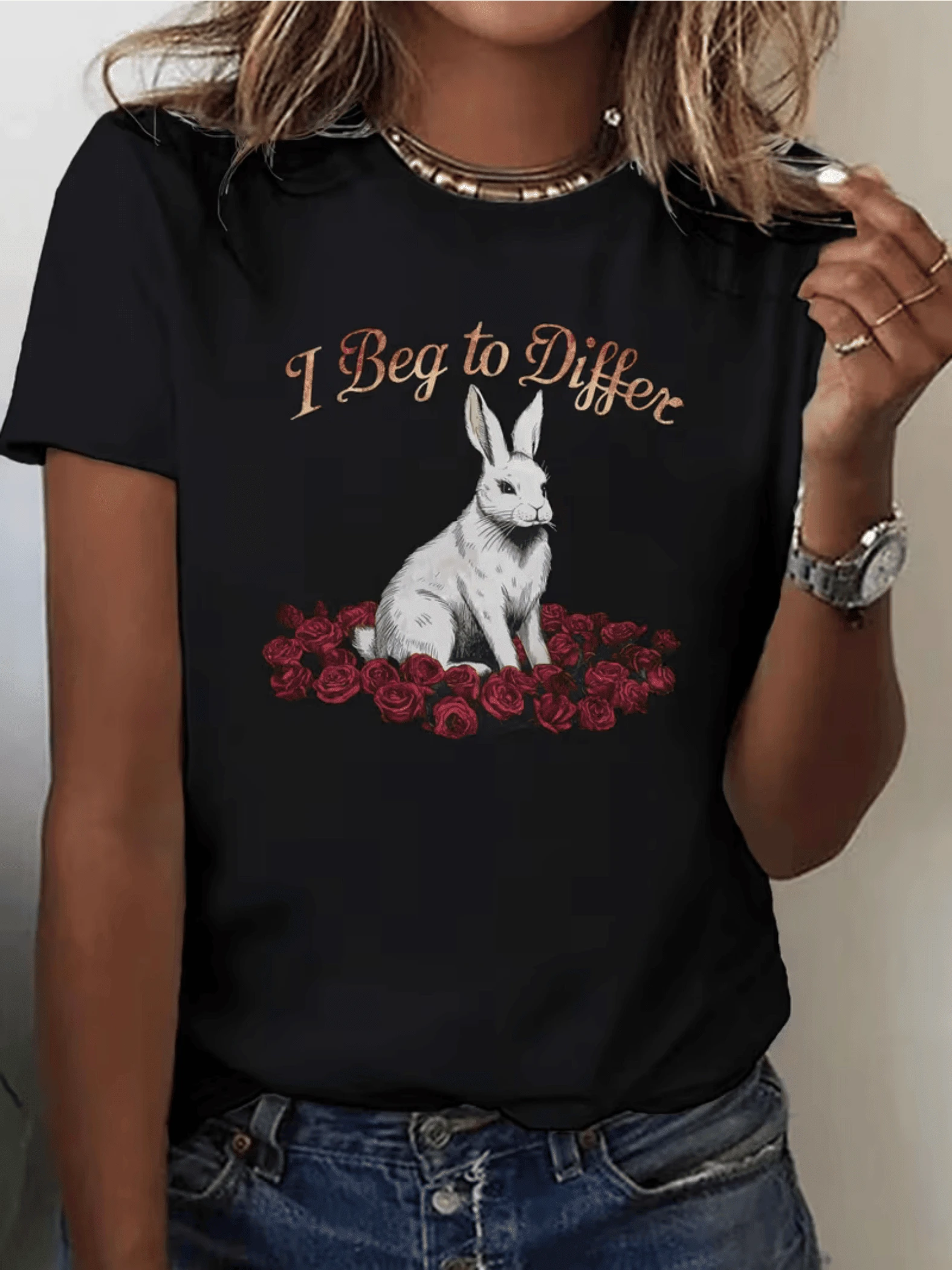 A White Rabbit Sitting Among Red Roses Symbolizes Purity That Defies And Conveys An Energy Of Confidence And Elegance. A Modern, Casual, Comfortable Women's T-Shirt, Ideal For Everyday Wear. - 黑色 - 查看 1