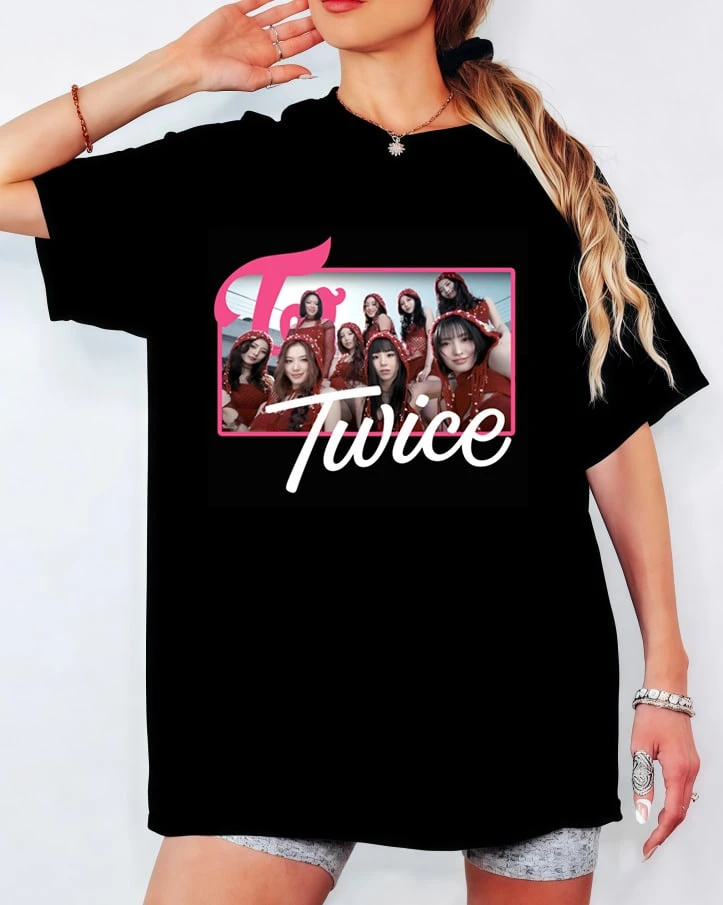 TWICE Röd Outfit Gruppfoto Konsttryck T-shirt, Unisex Lös Passform Kortärmad T-shirt - Svart - Visa 1