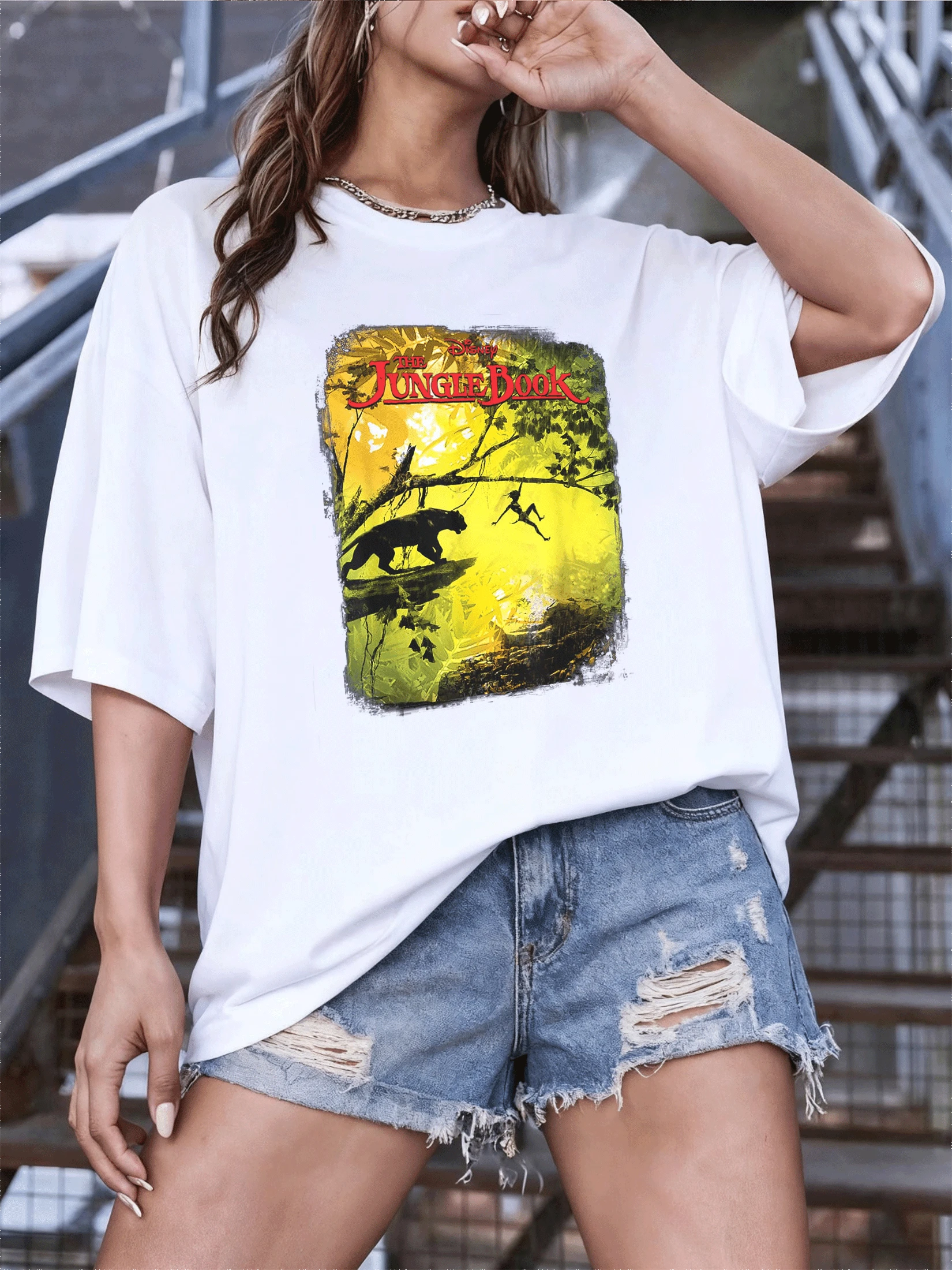 Aventura en la selva tropical donde una silueta humana corre libre junto a un majestuoso felino sobre ramas iluminadas por un atardecer dorado evocando libertad fuerza y conexión con la naturaleza camiseta de mujer casual cómoda para uso diario - Blanco - Ver 1
