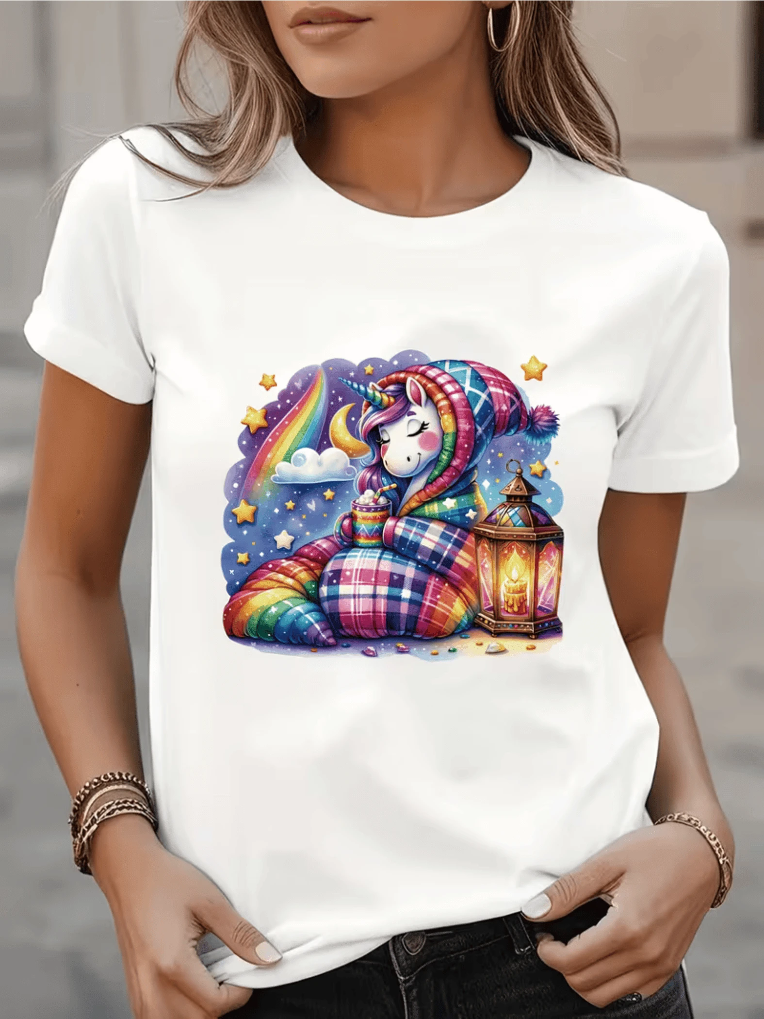 Unicorn Wrapped In A Brightly Colored Blanket Resting Under A Starry Sky With A Rainbow, Moon, And Lantern Radiating Warmth And Magic. Casual, Comfortable, And Modern Women's T-Shirt - 白色 - 查看 1
