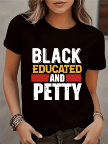 Frase poderosa que expresa orgullo conocimiento y confianza con letras audaces en tonos negro dorado y rojo que simbolizan la fuerza interior y la identidad femenina moderna camiseta de mujer casual elegante para expresar actitud - Negro - Ver 1
