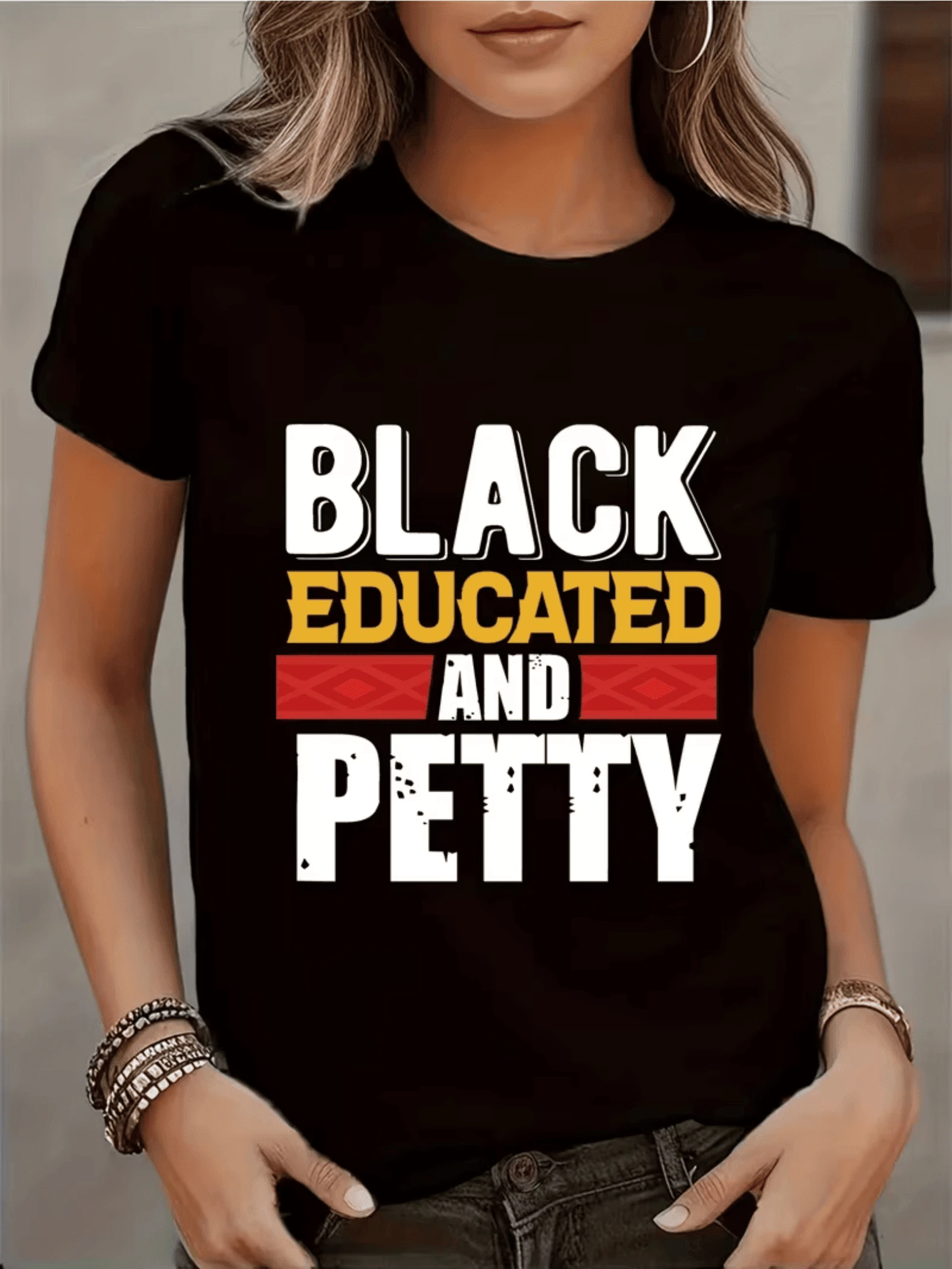 Frase poderosa que expresa orgullo conocimiento y confianza con letras audaces en tonos negro dorado y rojo que simbolizan la fuerza interior y la identidad femenina moderna camiseta de mujer casual elegante para expresar actitud - Negro - Ver 1