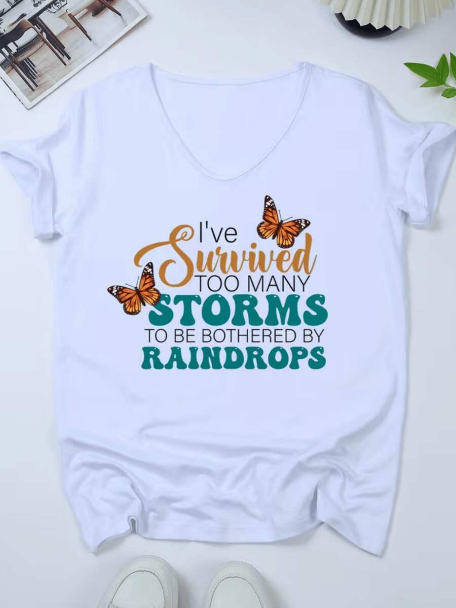 Mariposas naranjas vuelan junto a frases inspiradoras que simbolizan la fuerza interior y la superación de dificultades recordando que cada tormenta deja aprendizaje camiseta de mujer con mensaje motivacional y estampado elegante - Blanco - Ver 1