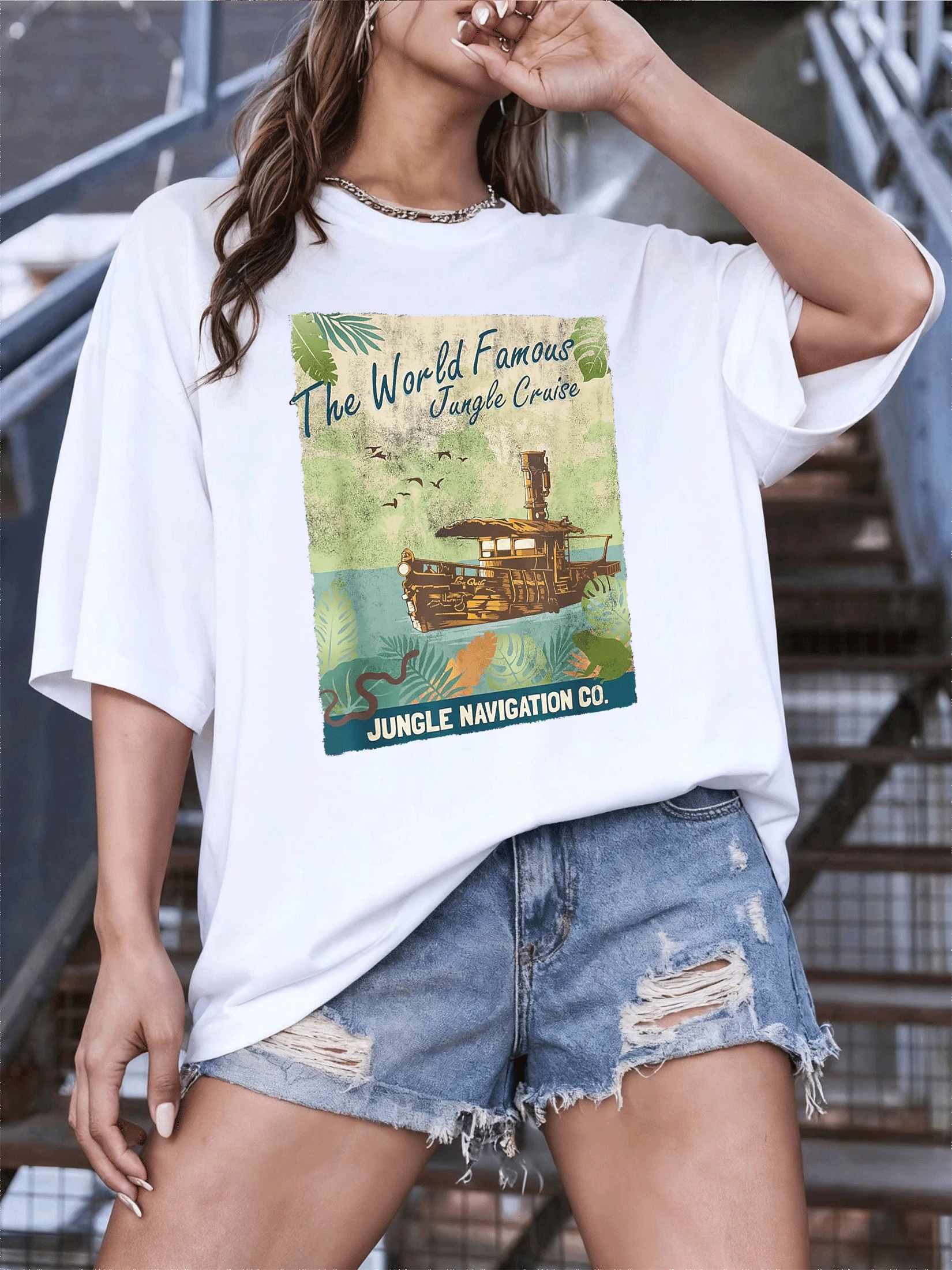 Classic Ship Sailing Among Tropical Leaves And Birds In Flight, Evoking Adventure And Freedom In The Jungle. Vintage Women's Casual T-Shirts, Comfortable For Travel And Leisure. - 白色 - 查看 1