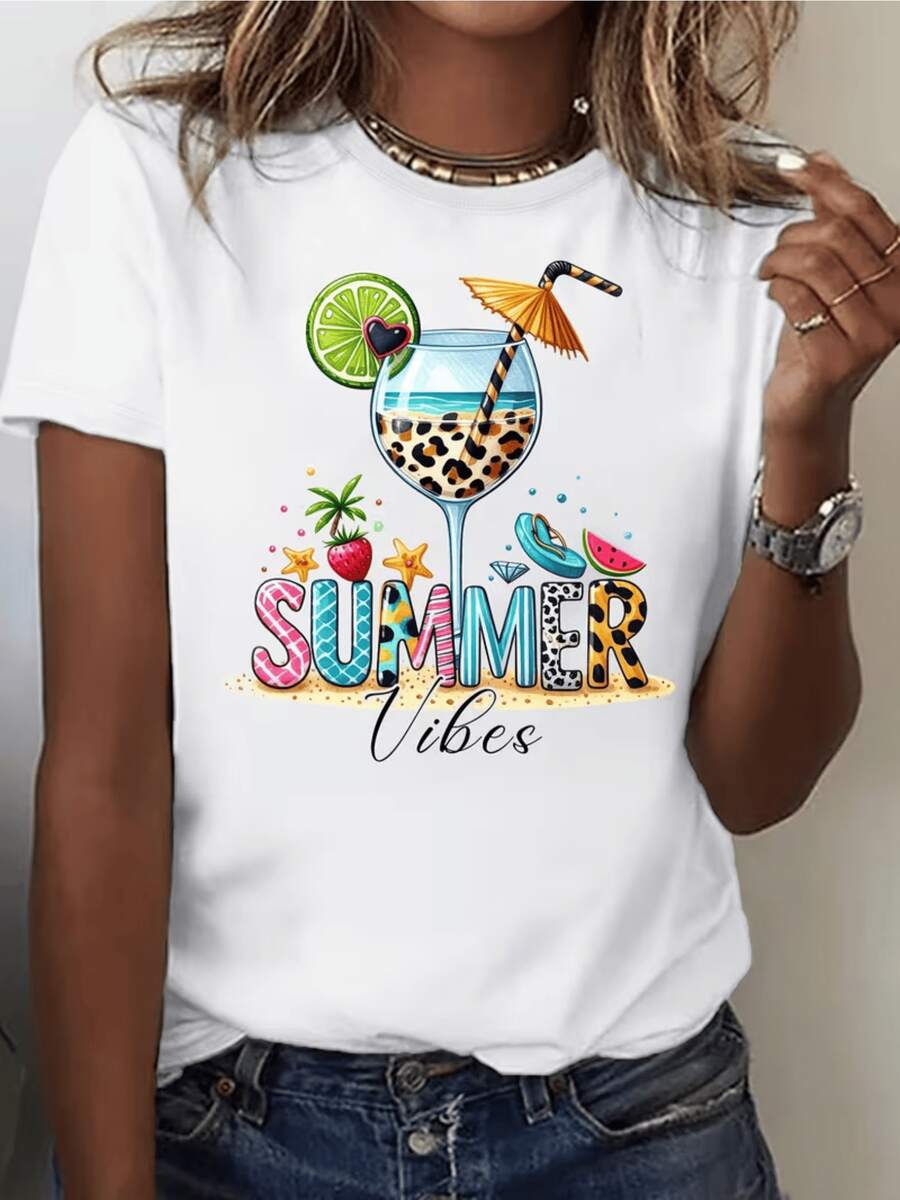A Cocktail With Animal Print And Tropical Fruit Details Next To A Parasol Reflecting Cheerful Beach And Holiday Energy; A Casual Women's T-Shirt For Summer With A Colorful And Youthful Spirit - 白色 - 查看 1
