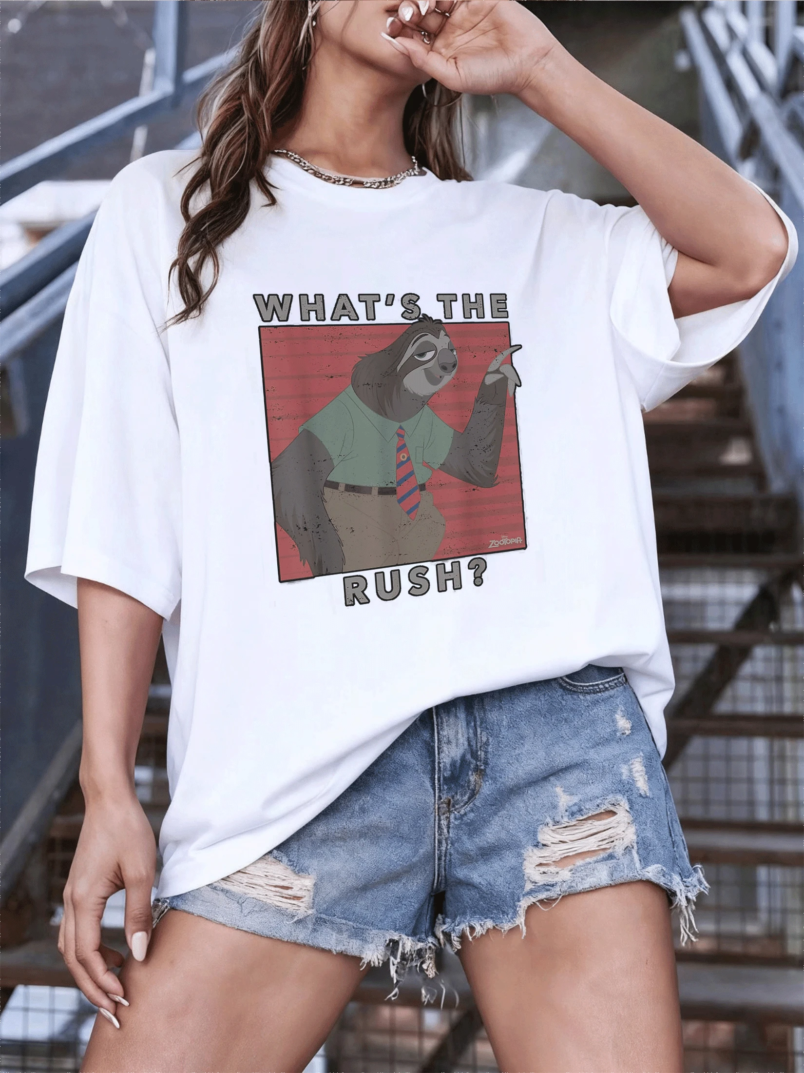 Smiling Sloth In A Green Shirt And Colorful Tie Representing Calm And Grace Amidst The Fast Pace Of Contemporary Life Against A Red Background. Women's Casual, Modern, Comfortable, And Fun T-Shirt - 白色 - 查看 1