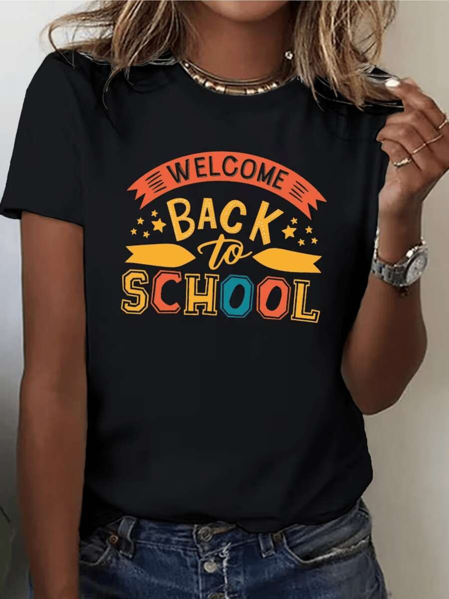 Texto con mensaje alegre de bienvenida al regreso a clases lleno de energía juvenil con letras coloridas y estrellas que transmiten entusiasmo para un nuevo comienzo camiseta de mujer casual moderna - Negro - Ver 1