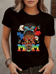Mujer con cabello rizado adornado con lazo de piezas de rompecabezas rodeada de flores y mariposas que simbolizan diversidad amor y conexión familiar camiseta de mujer casual cómoda para uso diario - Negro - Ver 8