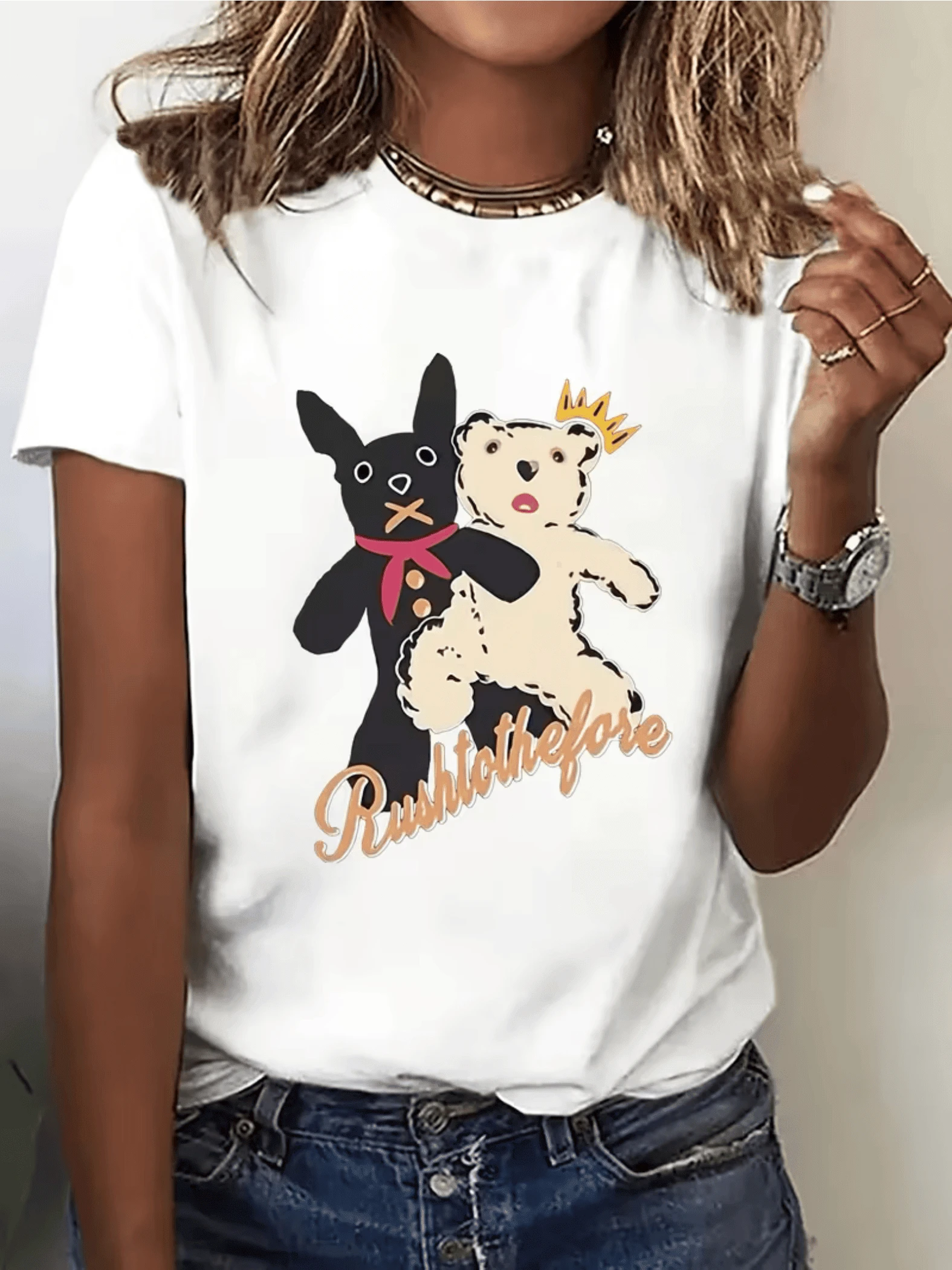 Dos osos simbólicos que representan la unión de la fuerza y la ternura uno oscuro con lazo rojo y otro claro con corona evocando equilibrio y amistad camiseta de mujer casual moderna elegante para diario - Blanco - Ver 1