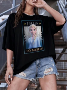 Figura de mujer mágica con trenza dorada sobre fondo de rombos plateados que representa valentía autenticidad y confianza con frase inspiradora TRUE TO MYSELF camiseta de mujer casual cómoda y moderna - Negro - Ver 1