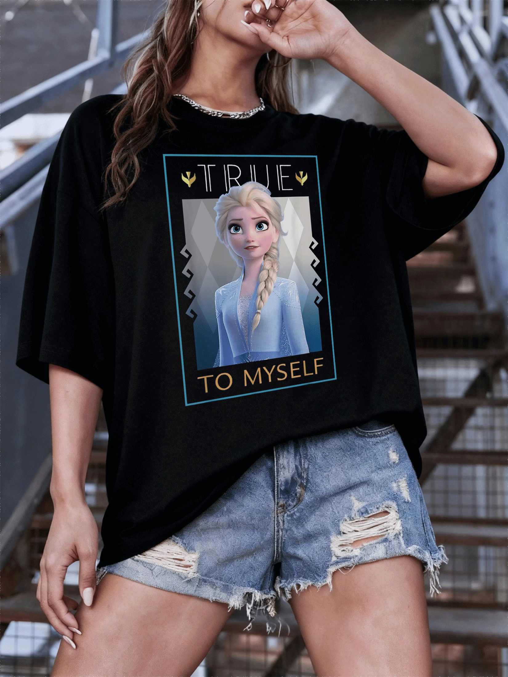 Figura de mujer mágica con trenza dorada sobre fondo de rombos plateados que representa valentía autenticidad y confianza con frase inspiradora TRUE TO MYSELF camiseta de mujer casual cómoda y moderna - Negro - Ver 1