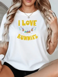 Conejos tiernos con huevos coloridos y frases alegres que evocan ternura y energía positiva en un ambiente alegre y festivo camiseta de mujer casual blanca cómoda para uso diario - Blanco - Ver 1