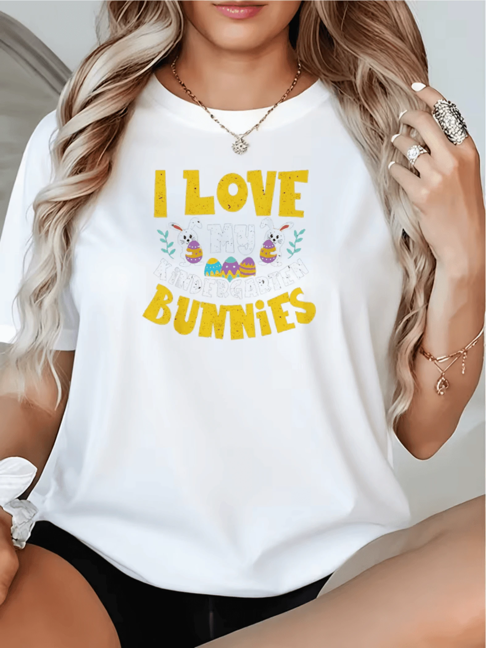 Conejos tiernos con huevos coloridos y frases alegres que evocan ternura y energía positiva en un ambiente alegre y festivo camiseta de mujer casual blanca cómoda para uso diario - Blanco - Ver 1