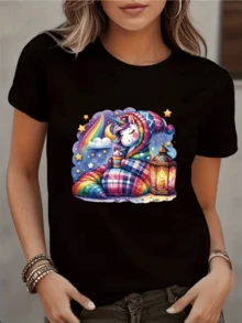 Unicorn Wrapped In A Brightly Colored Blanket Resting Under A Starry Sky With A Rainbow, Moon, And Lantern Radiating Warmth And Magic. Casual, Comfortable, And Modern Women's T-Shirt - 黑色 - 查看 1