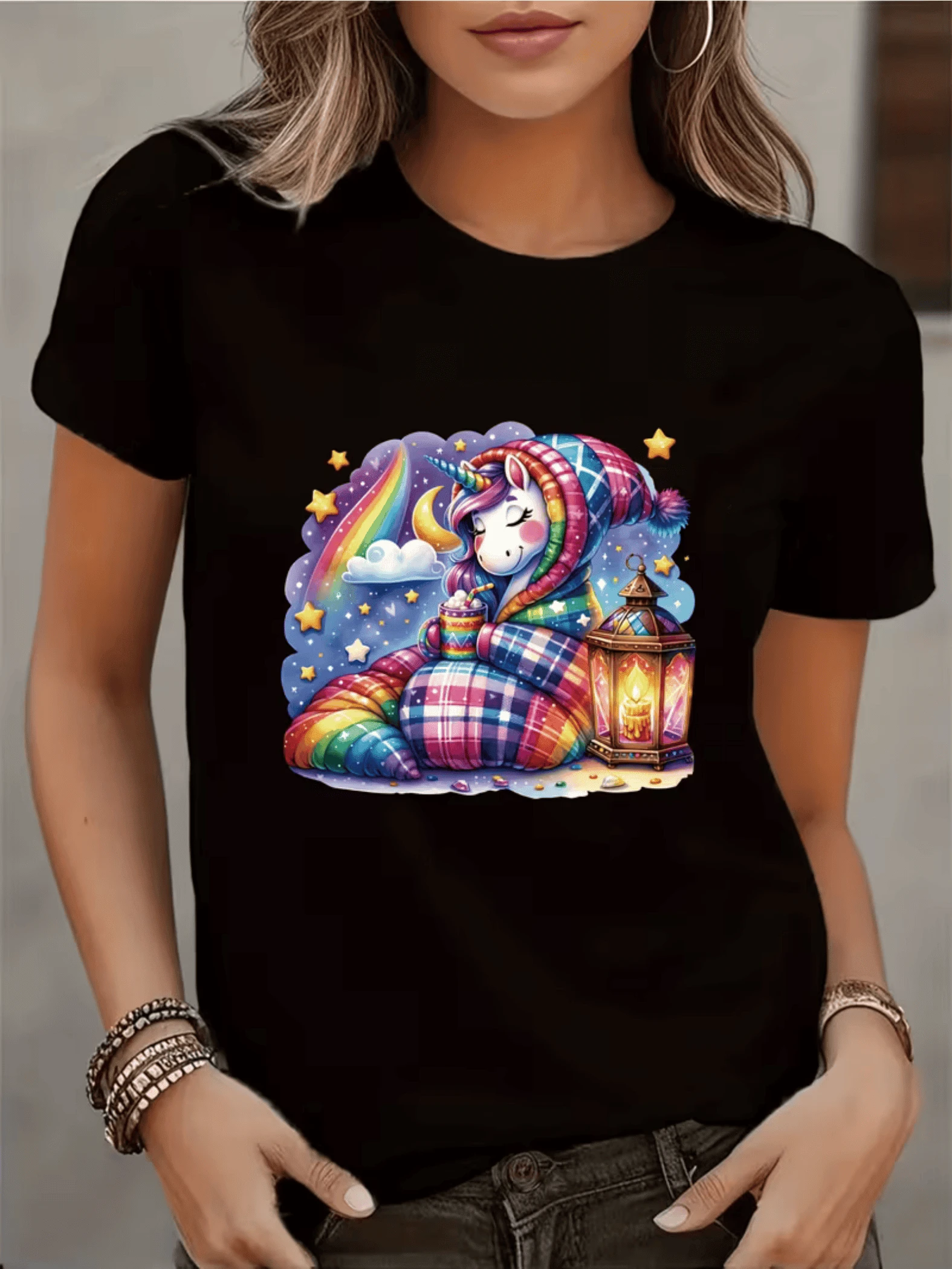 Unicorn Wrapped In A Brightly Colored Blanket Resting Under A Starry Sky With A Rainbow, Moon, And Lantern Radiating Warmth And Magic. Casual, Comfortable, And Modern Women's T-Shirt - 黑色 - 查看 1