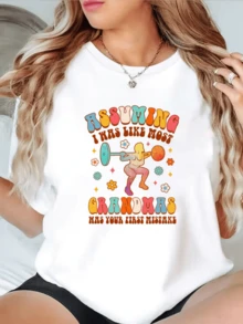 Colorful Illustration Depicts A Strong Grandmother Lifting Weights Surrounded By Small Flowers, Symbolizing Energy, Joy, And Feminine Confidence. Comfortable, Modern, Casual Women's T-Shirt For Everyday Wear. - 白色 - 查看 1