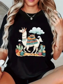 Llama blanca decorada con manta colorida caminando entre cactus y vasijas llenas de vida bajo un cielo suave que transmite calma y alegría camiseta de mujer casual cómoda para uso diario - Negro - Ver 8