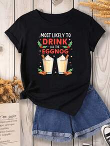 Dos vasos de ponche de huevo con crema batida rodeados de ramas de canela hojas verdes y bayas rojas transmiten un ambiente festivo cálido y alegre ideal para celebraciones navideñas camiseta de mujer casual moderna cómoda y divertida - Negro - Ver 8