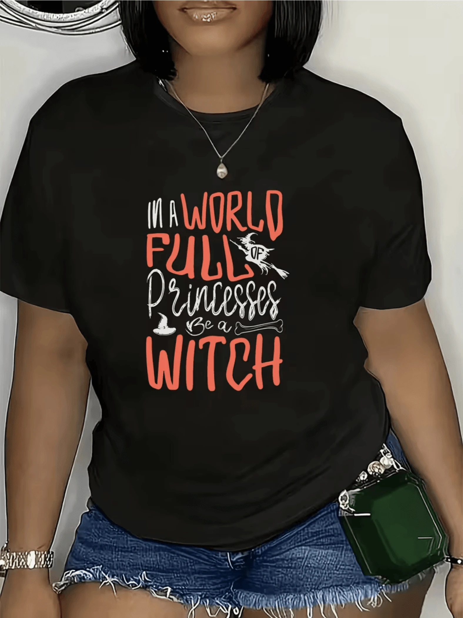 Mujer poderosa que desafía lo convencional y brilla con autenticidad entre princesas con espíritu libre moderna y audaz camiseta de mujer casual cómoda ideal para expresar confianza - Negro - Ver 1