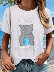 Gato gris con expresión seria sosteniendo ovillo azul simboliza paciencia concentración y tranquilidad ideal para amantes de los felinos camiseta de mujer casual original - Blanco - Ver 8