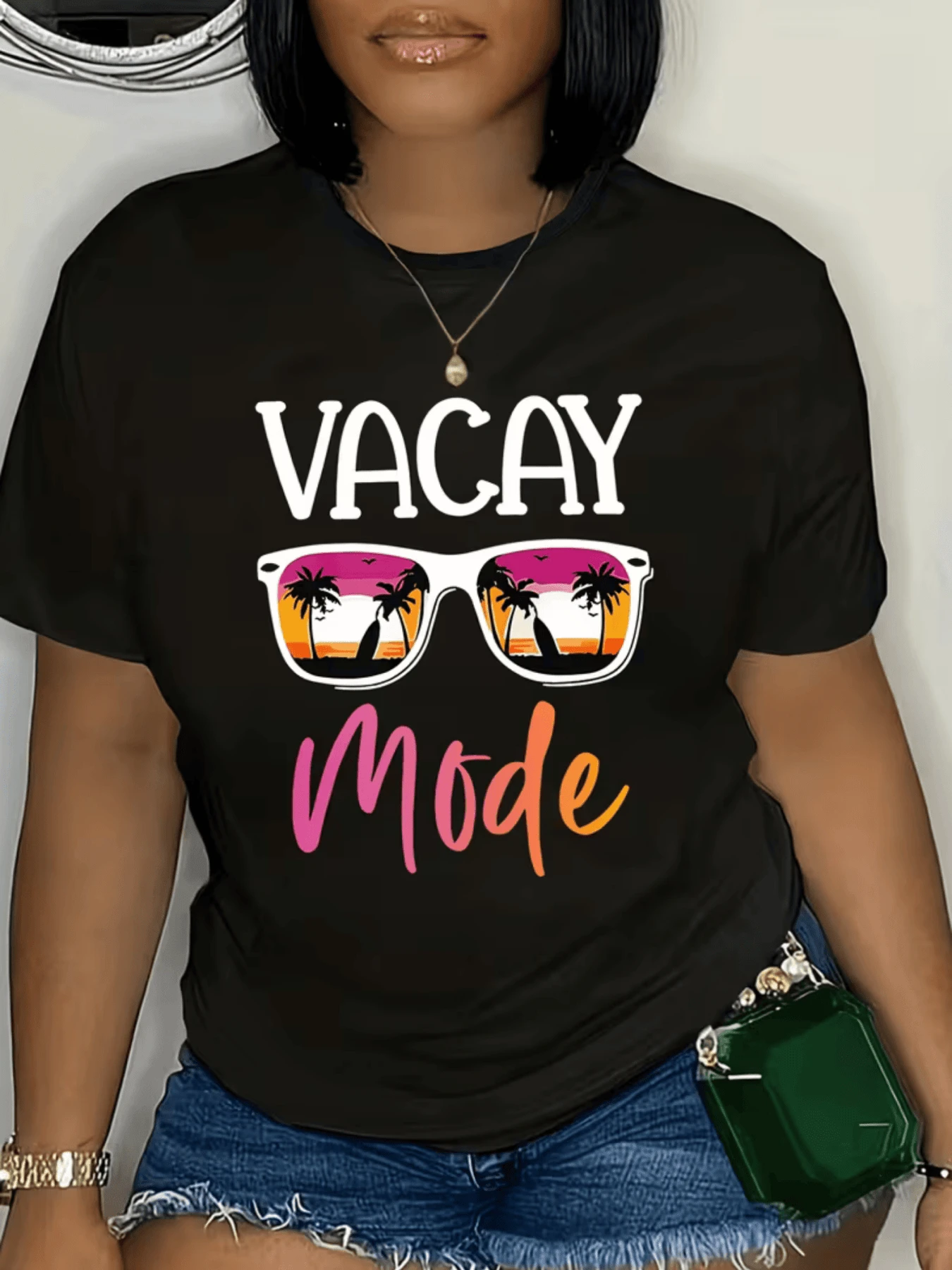Sunglasses Reflecting Palm Trees And A Tropical Sunset Inspire Relaxation, Joy, And Holiday Energy. Ideal For Sunny Days And A Free Spirit. Modern Casual Women's T-Shirt - 黑色 - 查看 1