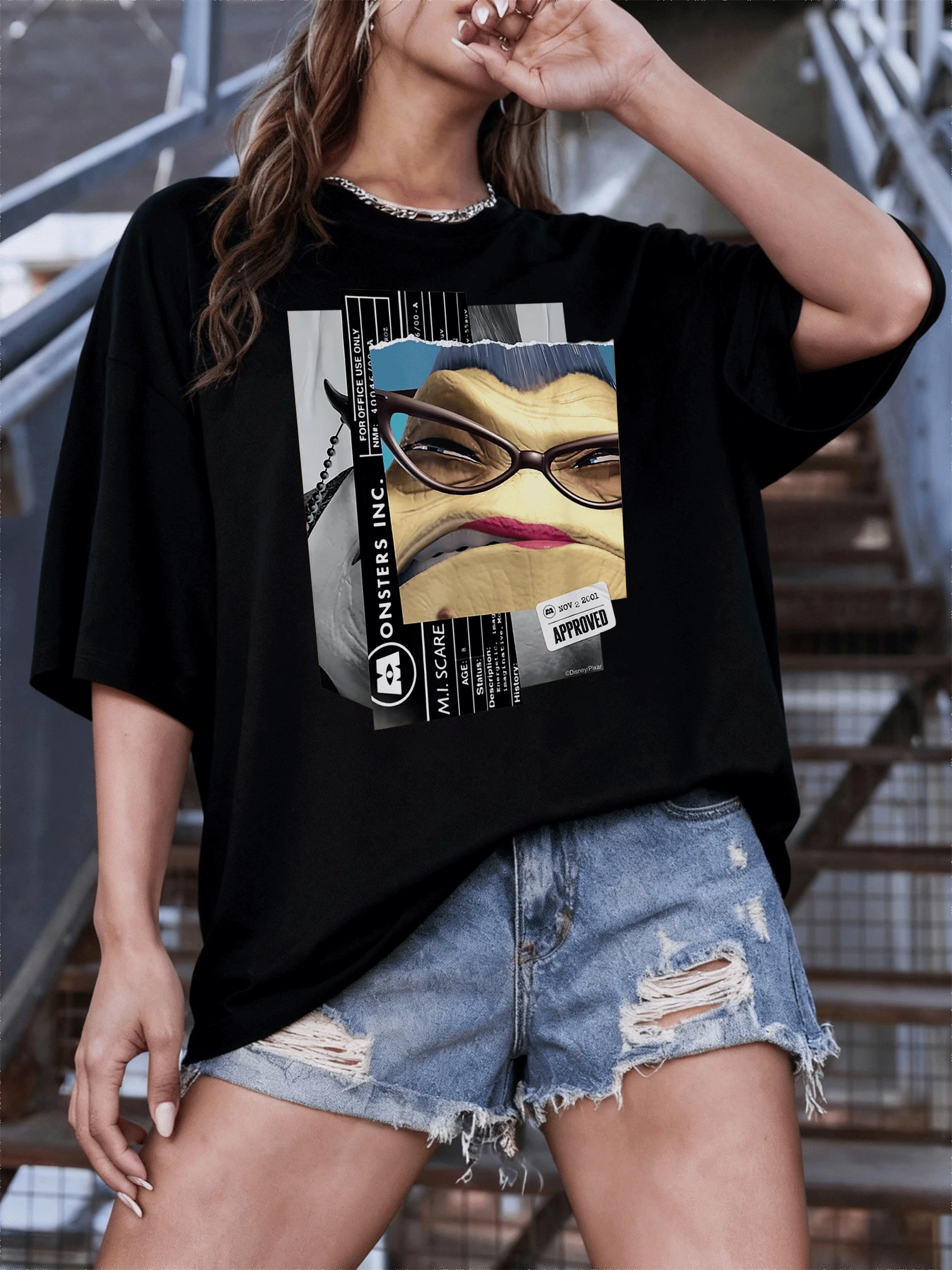 Figura artística de una mujer con cuernos simbólicos que representa la dualidad entre fuerza interior y sensualidad en equilibrio expresando confianza y misterio con estilo contemporáneo camiseta de mujer casual moderna cómoda para uso diario - Negro - Ver 1