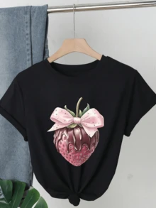 Fresa cubierta de chocolate con lazo rosado simboliza dulzura encanto y diversión evocando alegría y frescura perfecta para mujeres que aman lo tierno y lo moderno camiseta de mujer casual cómoda atractiva para uso diario - Negro - Ver 8