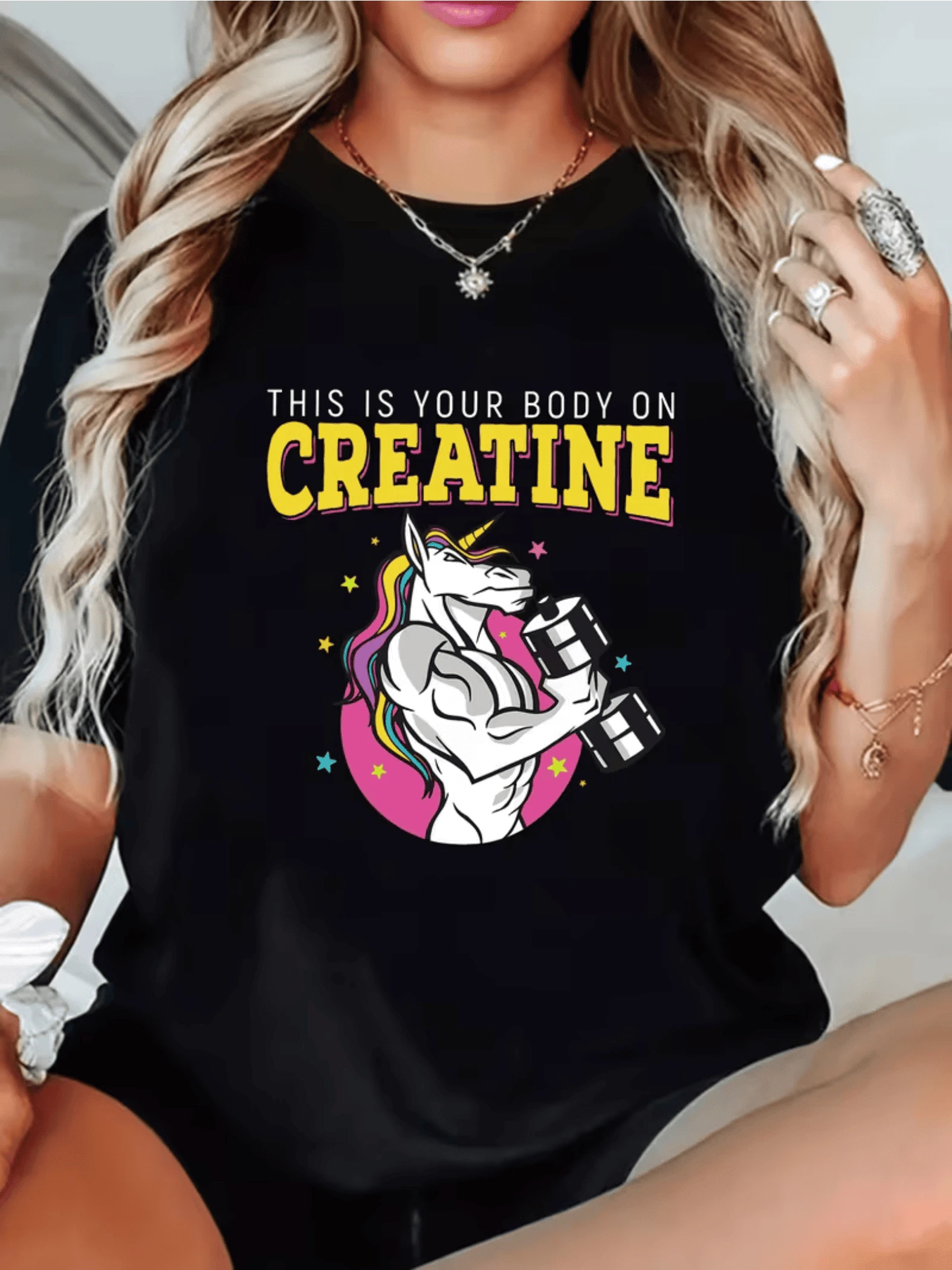 Un unicornio musculoso levantando pesas representa fuerza alegría y fantasía con colores vivos sobre un fondo estrellado camiseta de mujer casual moderna divertida - Negro - Ver 1