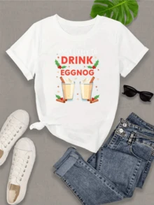 Dos vasos de ponche de huevo con crema batida rodeados de ramas de canela hojas verdes y bayas rojas transmiten un ambiente festivo cálido y alegre ideal para celebraciones navideñas camiseta de mujer casual moderna cómoda y divertida - Blanco - Ver 8