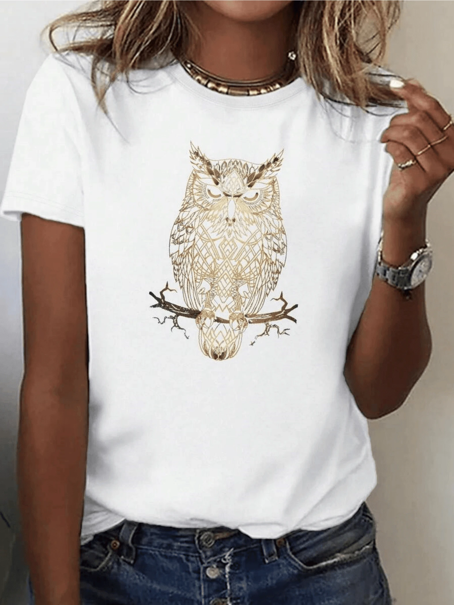 Golden Owl With A Deep Gaze Symbolizing Wisdom And Inner Power On Mystical Branches In Elegant Geometric Strokes. Women's Casual Modern Comfortable T-Shirt For Everyday Wear - 白色 - 查看 1