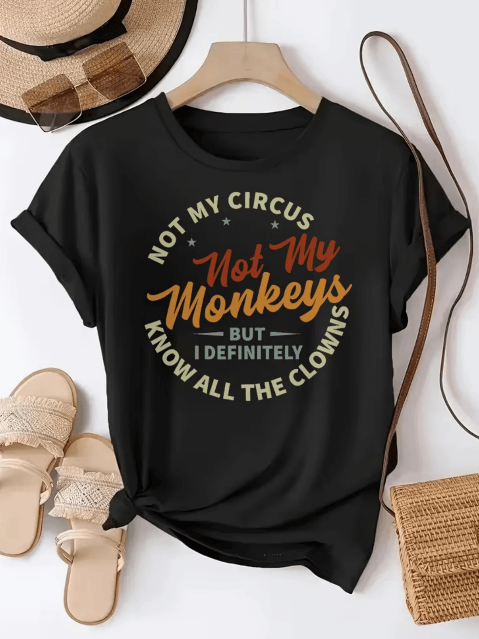 Frase inspiradora que expresa independencia y humor al afirmar que nadie controla tu vida pero conoces a todos los payasos del circo ideal para mujeres seguras camiseta de mujer casual divertida tono claro - Negro - Ver 1