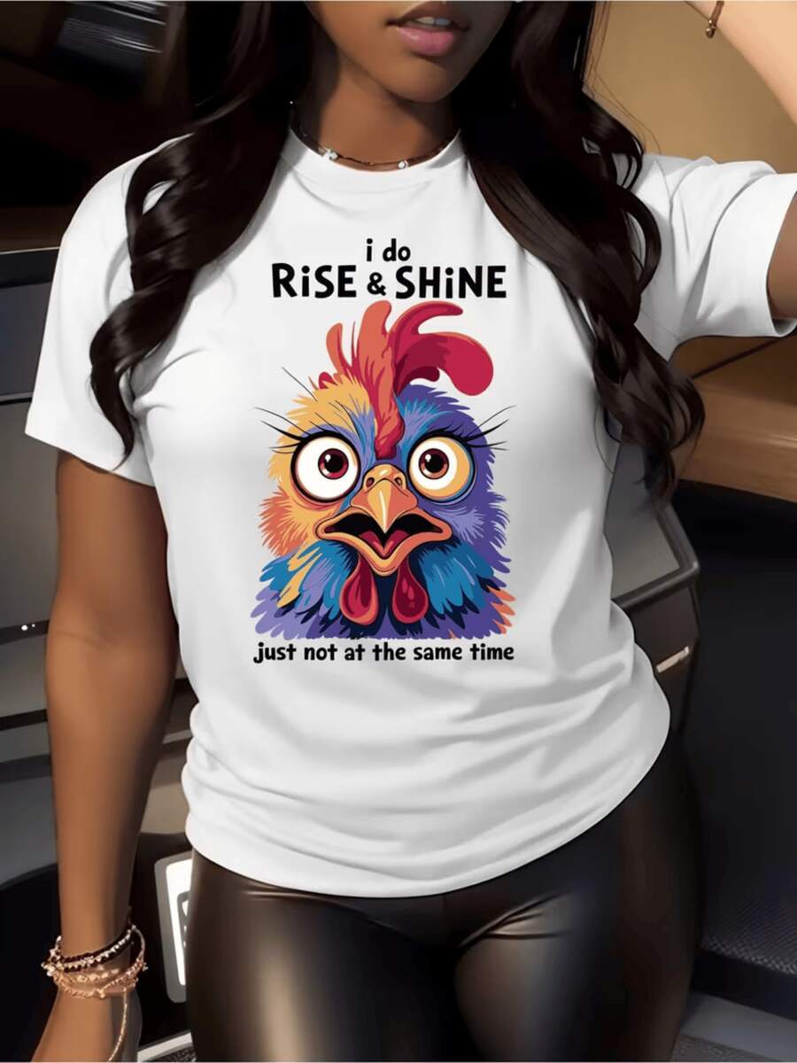 Gallo multicolor con expresión divertida simboliza la energía que despierta lentamente con humor representando el ánimo cambiante del día camiseta de mujer casual divertida para diario - Blanco - Ver 1