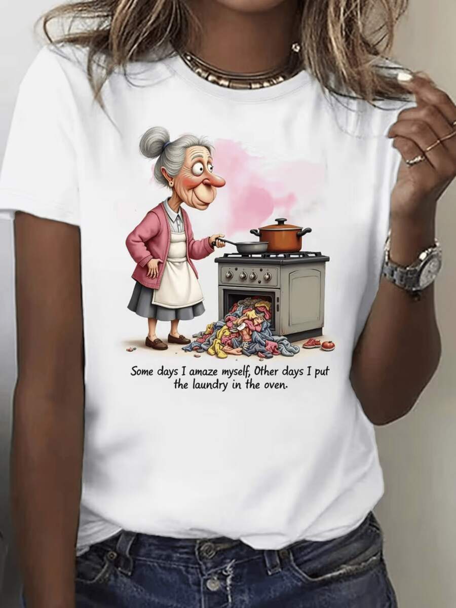 Abuela divertida cocinando mientras la ropa cae del horno simboliza humor cotidiano y ternura familiar con un toque de ironía moderna camiseta de mujer casual cómoda para regalo divertido - Blanco - Ver 1