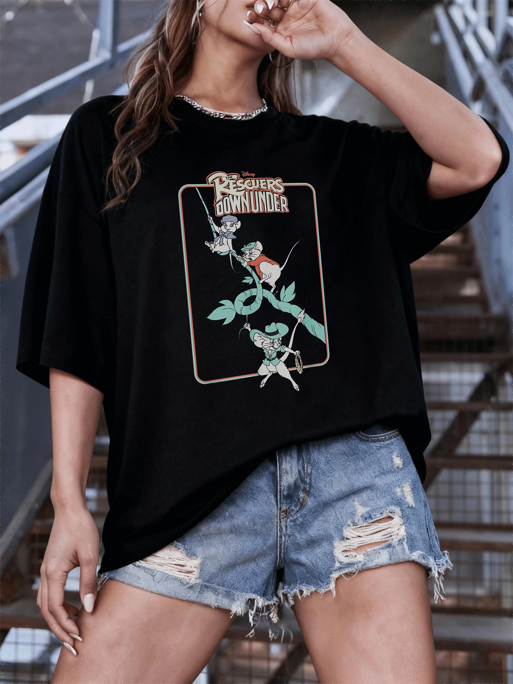Three Brave, Adventurous Mice Work Together To Climb A Huge Green Plant, Showing Hope, Solidarity, And An Exploratory Spirit In Natural Settings. Casual, Comfortable Women's T-Shirts For Everyday Wear. - 黑色 - 查看 1