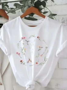 Círculo de colibríes volando entre flores coloridas simbolizando energía vital libertad y conexión con la naturaleza camiseta de mujer casual cómoda para uso diario - Blanco - Ver 1