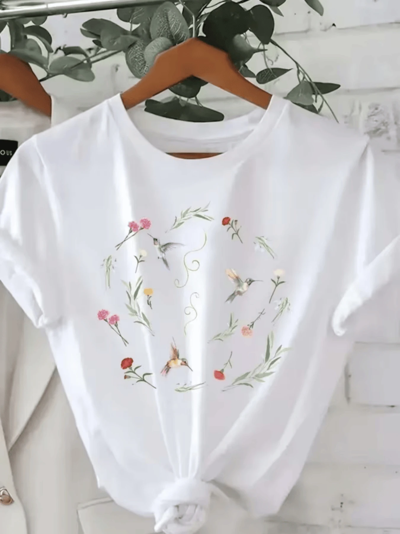 Círculo de colibríes volando entre flores coloridas simbolizando energía vital libertad y conexión con la naturaleza camiseta de mujer casual cómoda para uso diario - Blanco - Ver 1