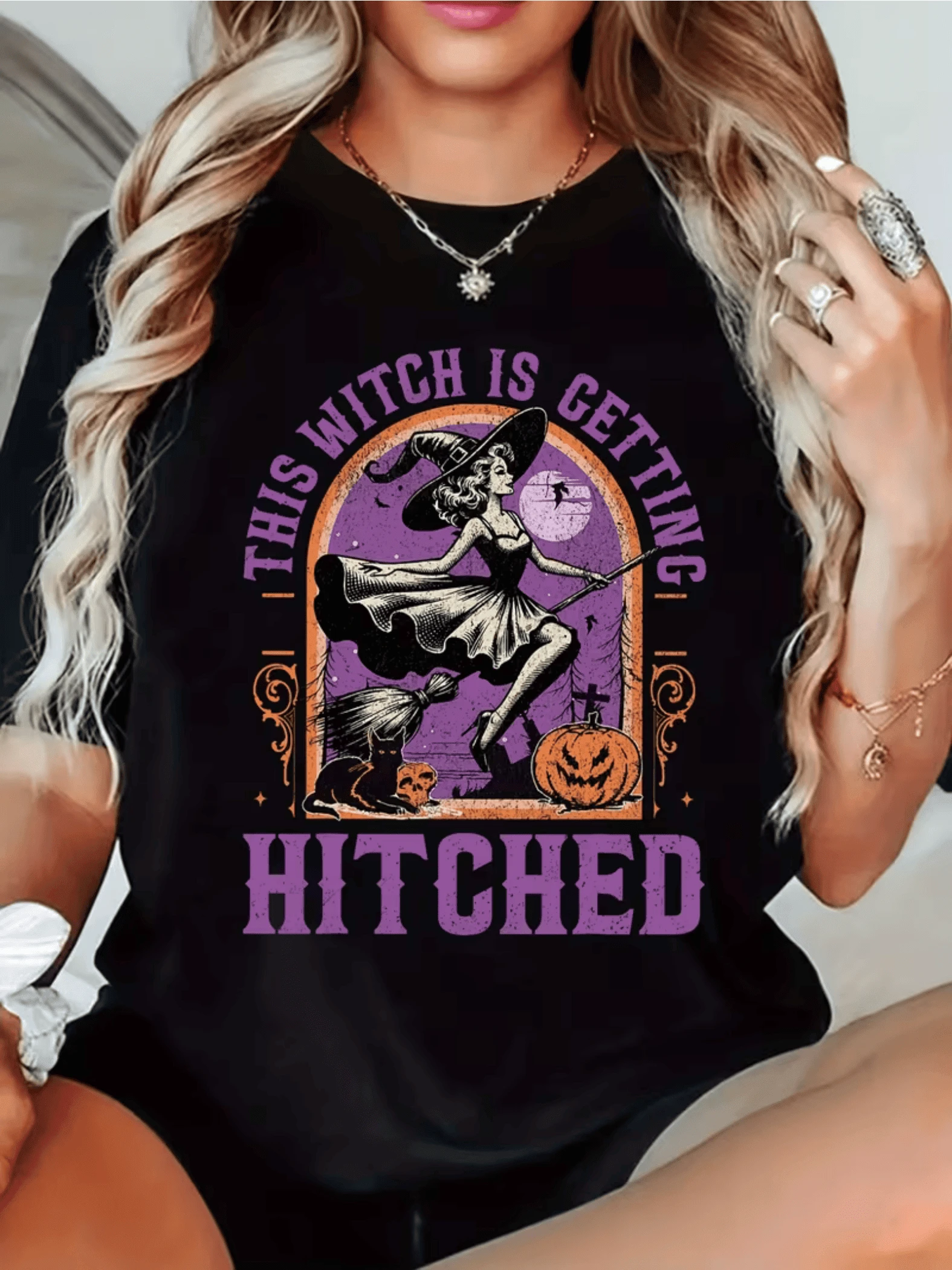 Happy Witch Dancing With Her Broomstick Next To A Lit Pumpkin And A Purple Moon Symbolizing Magical Union And The Celebration Of Love. Fun, Modern Casual Women's T-Shirt For Halloween Party - 黑色 - 查看 1