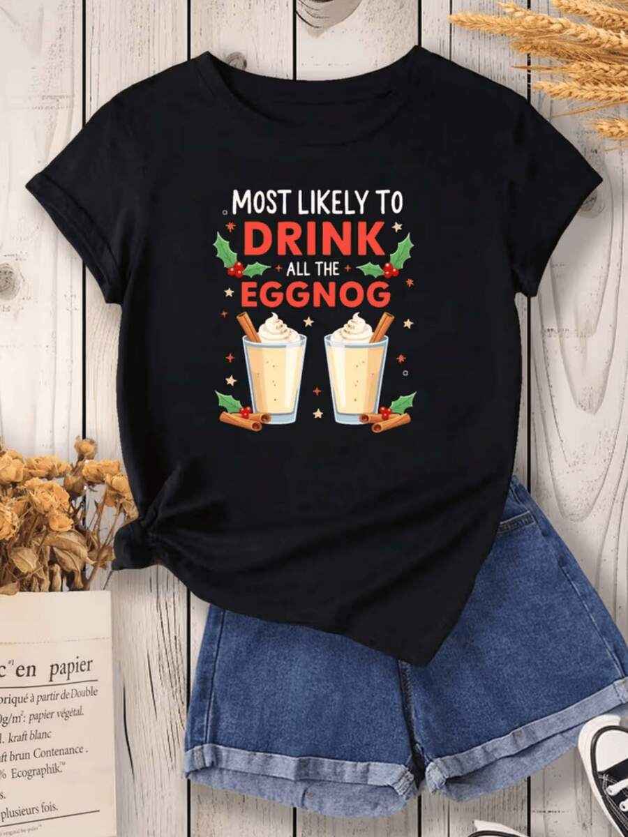 Dos vasos de ponche de huevo con crema batida rodeados de ramas de canela hojas verdes y bayas rojas transmiten un ambiente festivo cálido y alegre ideal para celebraciones navideñas camiseta de mujer casual moderna cómoda y divertida - Negro - Ver 1