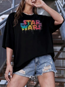 Texto colorido con efecto de pintura derretida que forma letras grandes evocando energía cósmica y creatividad vibrante camiseta de mujer casual moderna y cómoda para uso diario - Negro - Ver 6
