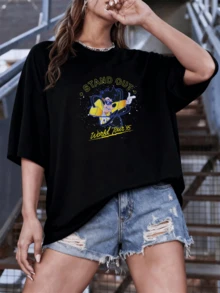 Colorful Cartoon Character Figure With Purple Glasses, Yellow Jacket, And Energetic Gesture Expressing Attitude And Fun Over Text: Stand Out World Tour 95 Women's Casual Modern Comfortable Everyday T-Shirt - 黑色 - 查看 6